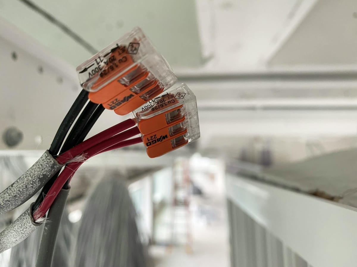 Connectique marine sertie étanche utilisée dans le câblage électrique d'un bateau