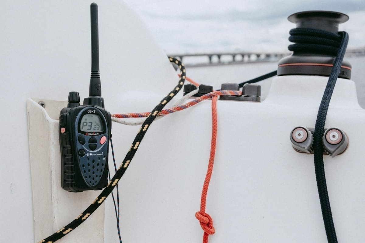 Passage de pont étanche avec connectique marine sertie pour câblage solaire sur un voilier