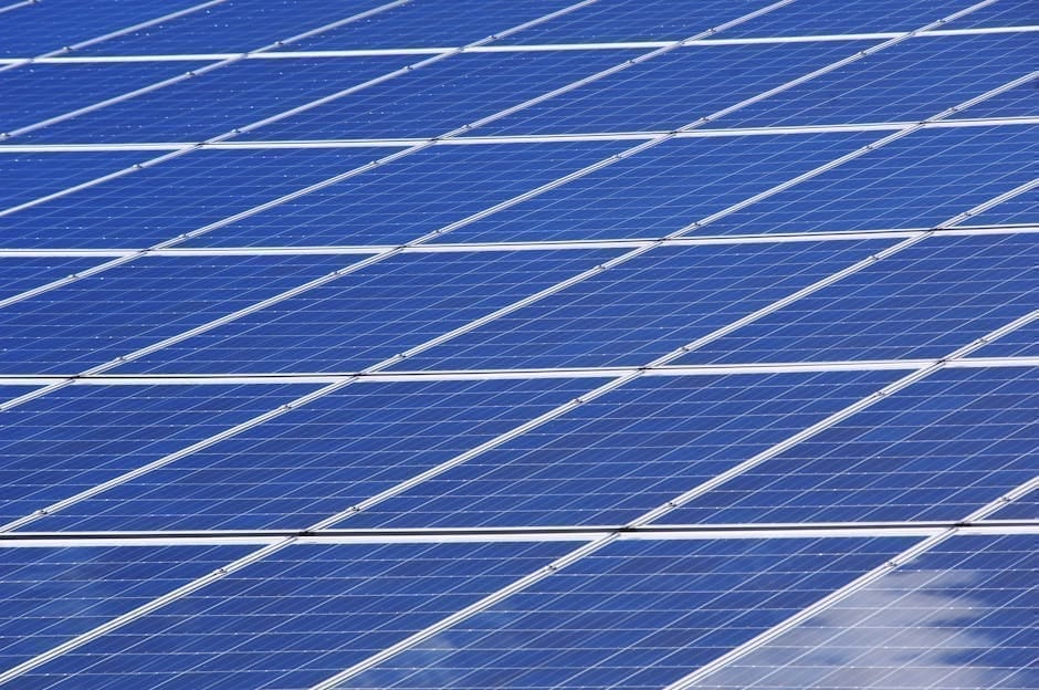 Gros plan sur un panneau solaire installé sur le pont d'un bateau de plaisance