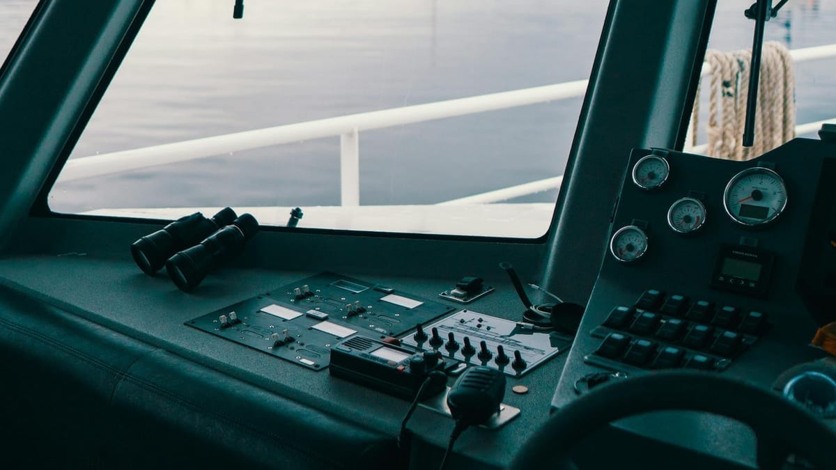 Installation d'une VHF fixe avec AIS au poste de navigation d'un bateau
