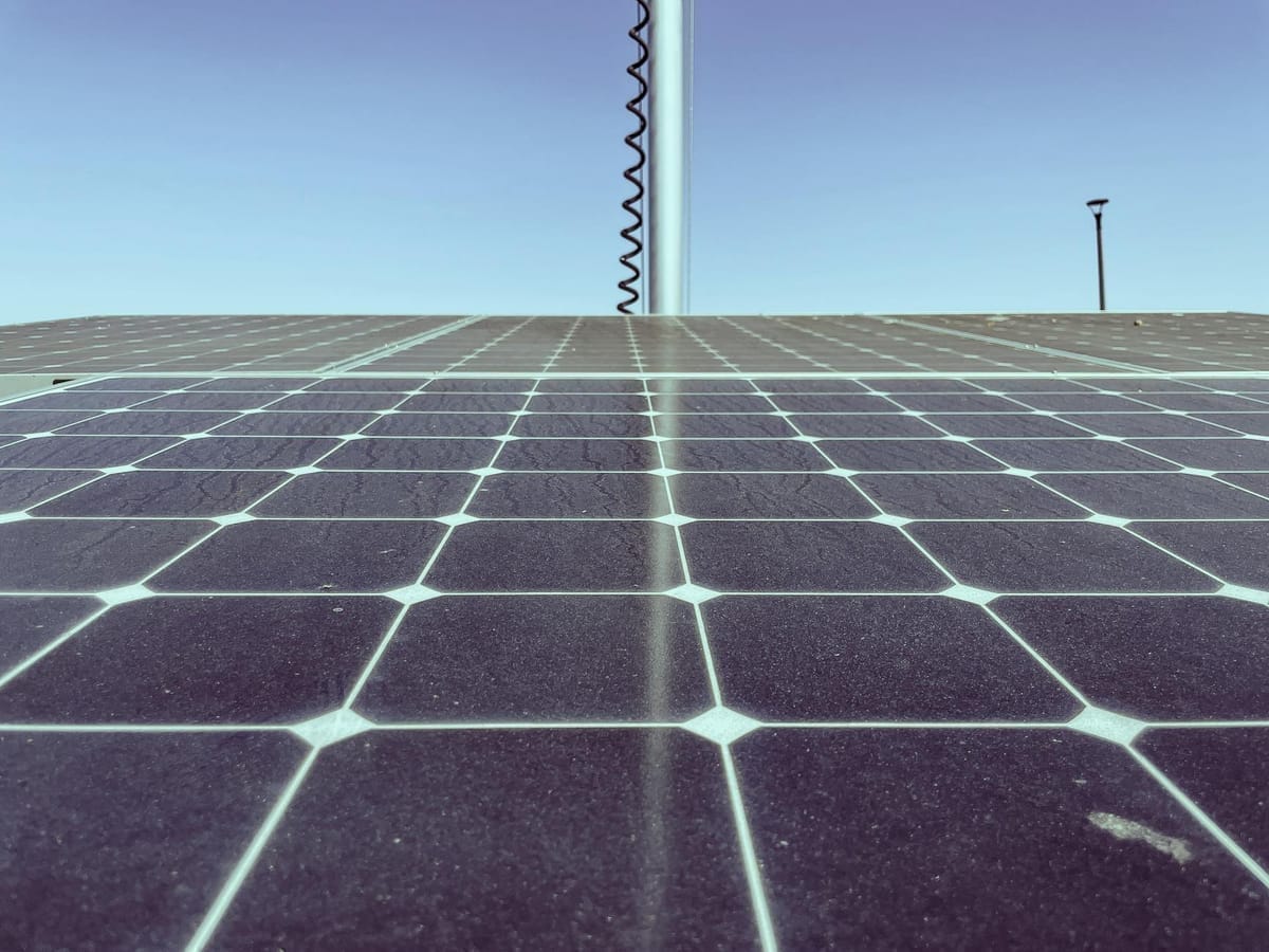 Cellules de panneau solaire en gros plan, technologie utilisée pour l'autonomie électrique des bateaux à Martigues